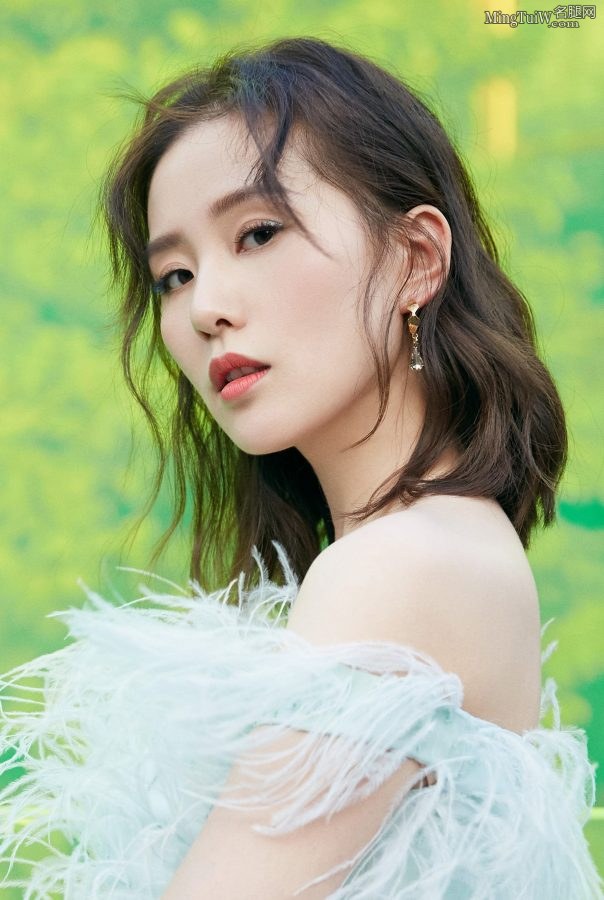 刘诗诗细滑修长的美腿穿尖头高跟鞋亮相时装活动(8/11)