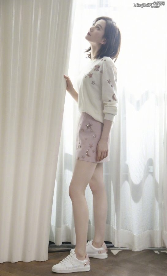 美女演员刘诗诗美腿穿运动鞋气质纯净（第1张/共2张）