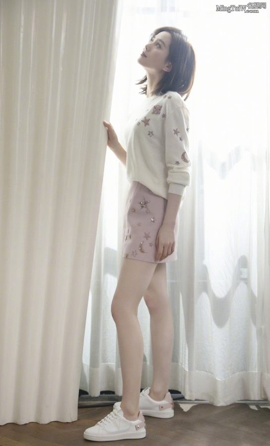 美女演员刘诗诗美腿穿运动鞋气质纯净(1/2)