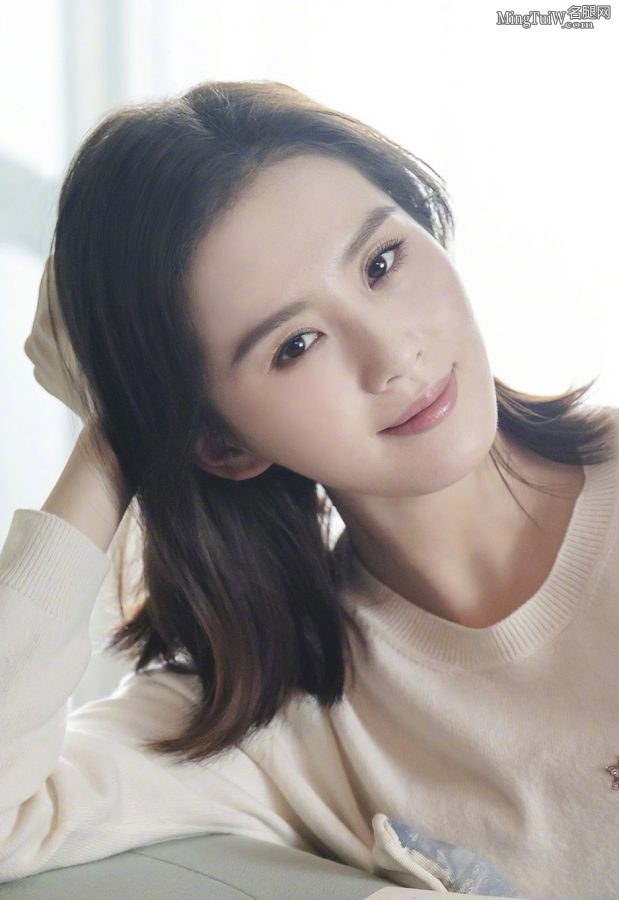 美女演员刘诗诗美腿穿运动鞋气质纯净(2/2)
