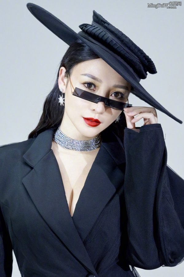柳岩穿西装长靴拍摄写真（第2张/共5张）