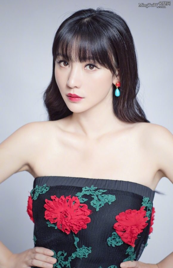 Liu Yan's pure and beautiful photo shows her fragrant shoulders and beautiful back(1/3)