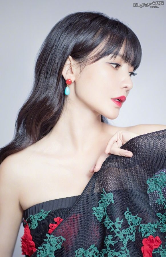 柳岩纯美写真秀香肩美背(2/3)
