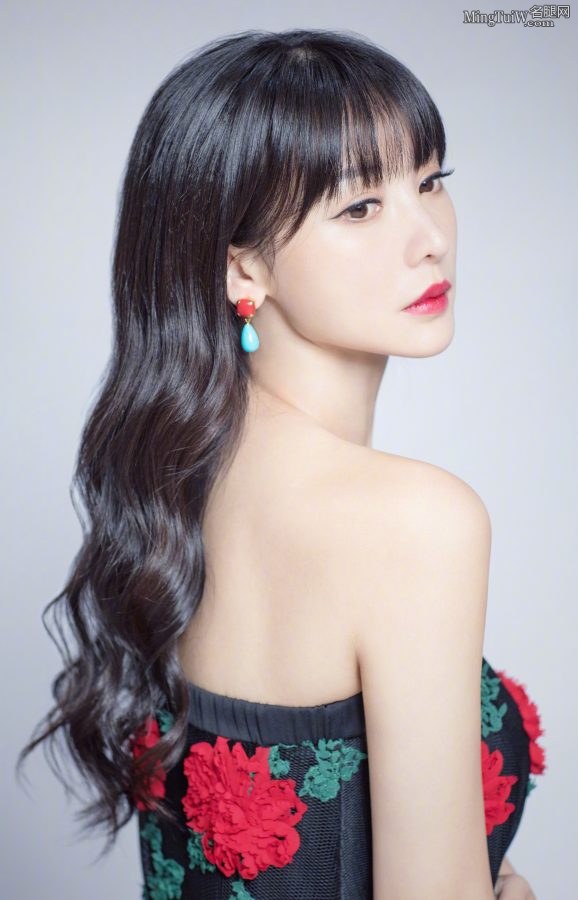 柳岩纯美写真秀香肩美背(3/3)