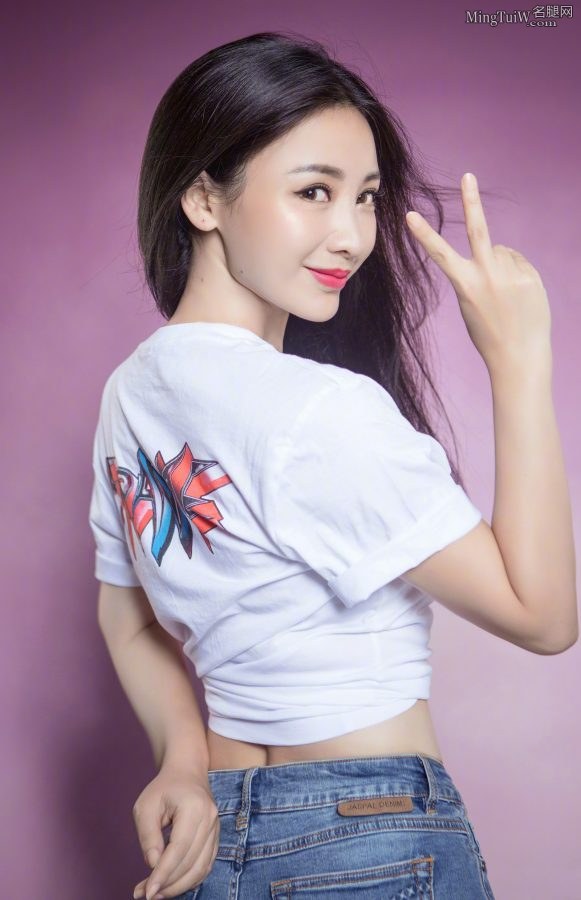 柳岩美臀穿紧身牛仔热裤比剪刀手(3/5)
