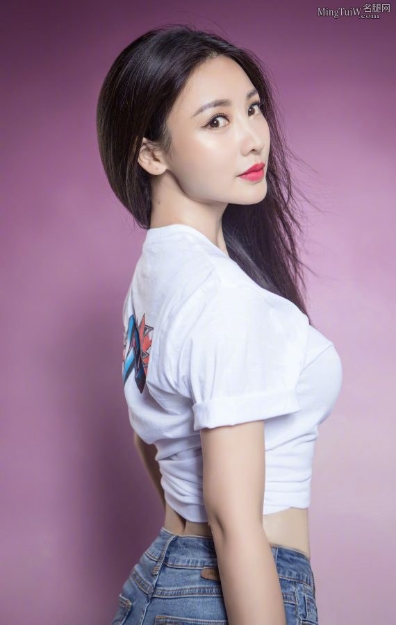 柳岩美臀穿紧身牛仔热裤比剪刀手(5/5)