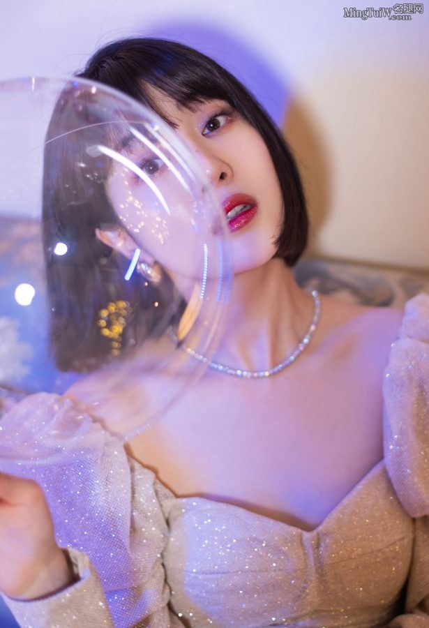 李溪芮坐在沙发上不穿鞋秀美脚丫(5/5)