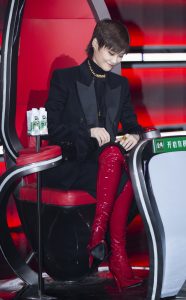 《中国好声音》导师李宇春魅惑的细跟红靴