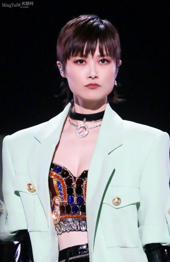 李宇春这次终于露事业线了你敢信？(10/10)