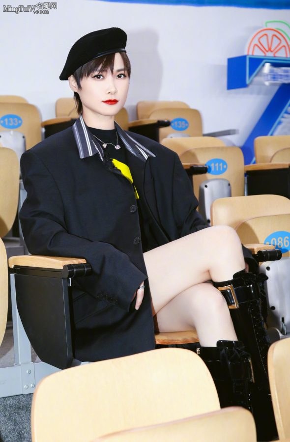 Li Yuchun's white thighs in "Youth with You"(1/7)