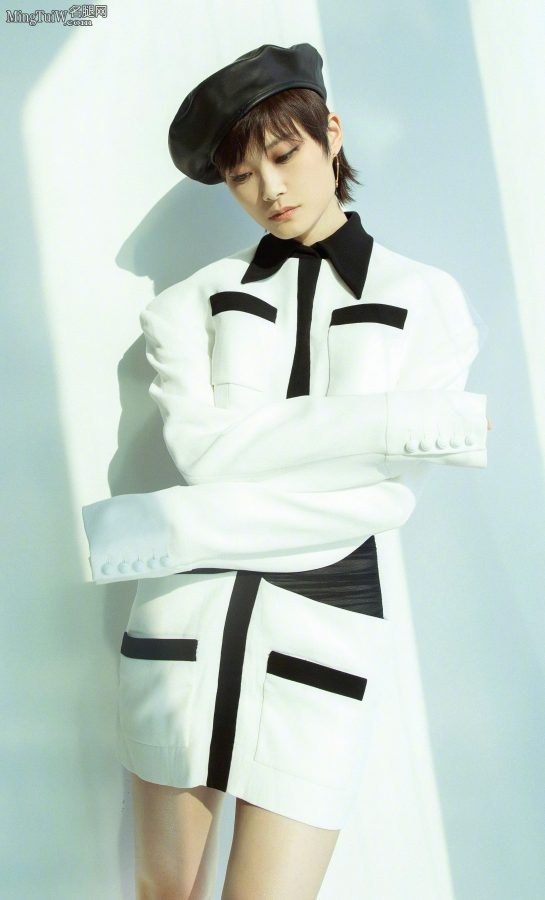Li Yuchun shows off slender legs at Golden Rooster and Hundred Flowers Film Festival(6/10)