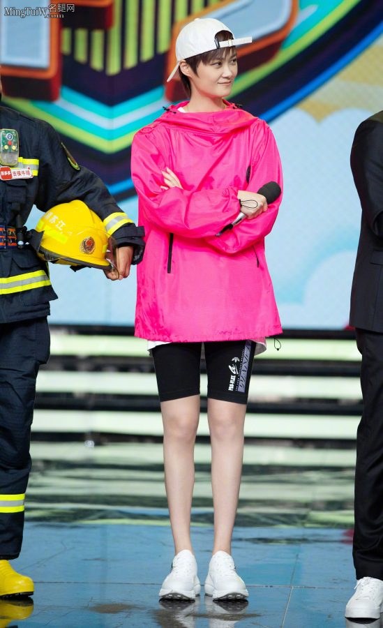 Female singer Li Yuchun guested on "Tian Tian Shang Shang" with tight and slender calves(1/2)