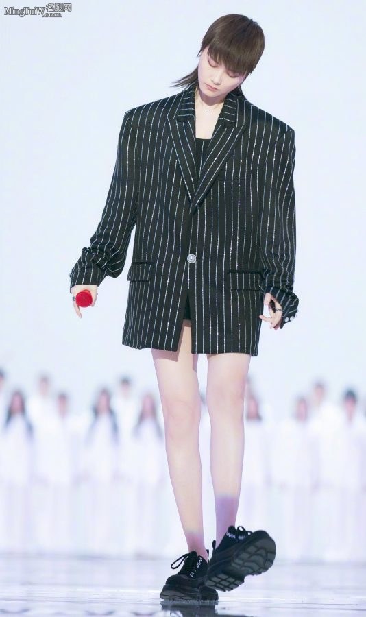 李宇春穿西服无裤装这腿又直又白(3/6)