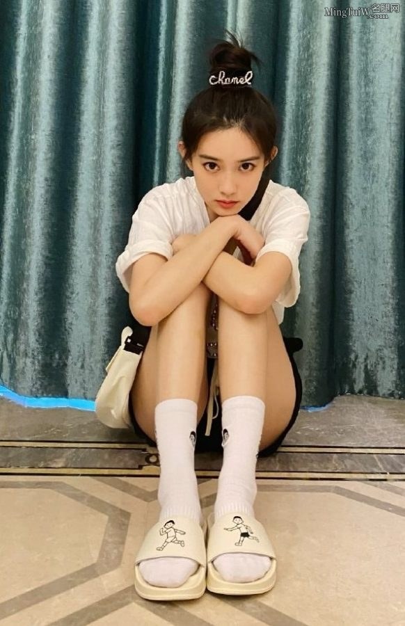 纯情美少女孟子义小脚丫穿棉袜凉拖鞋(1/2)