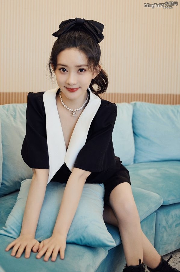 年轻的女演员孟子义坐在沙发里小细腿太迷人了(3/5)