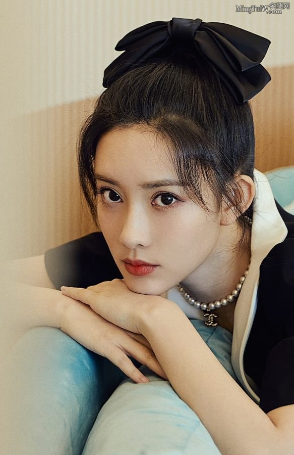 年轻的女演员孟子义坐在沙发里小细腿太迷人了(5/5)