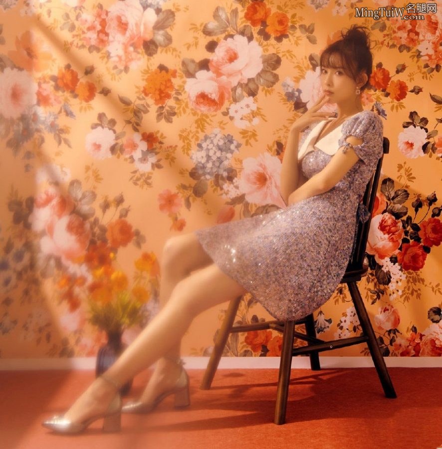 孟子义白皙的美脚丫穿一字带凉鞋散发少女芬芳(2/6)