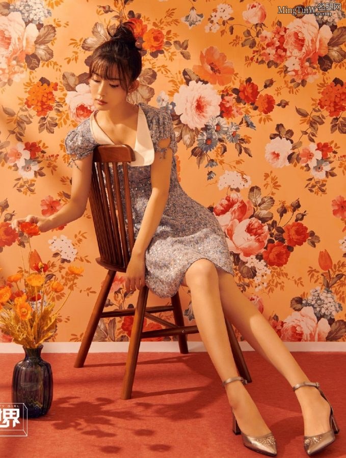 孟子义白皙的美脚丫穿一字带凉鞋散发少女芬芳(3/6)