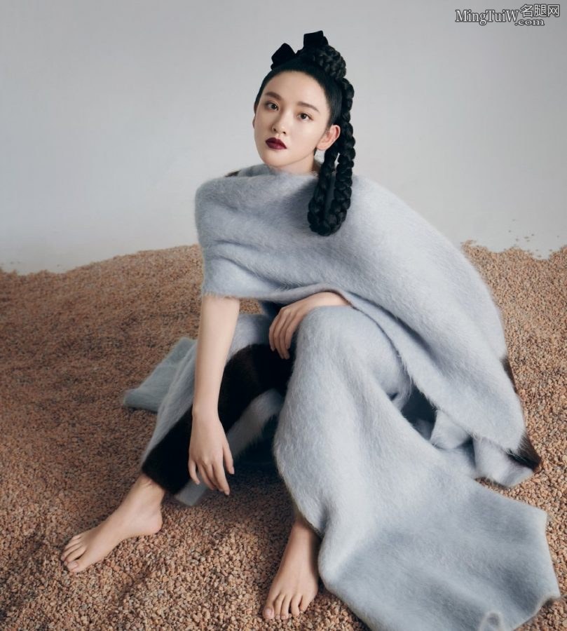 唐艺昕登上时尚杂志不穿鞋美足写真(1/4)