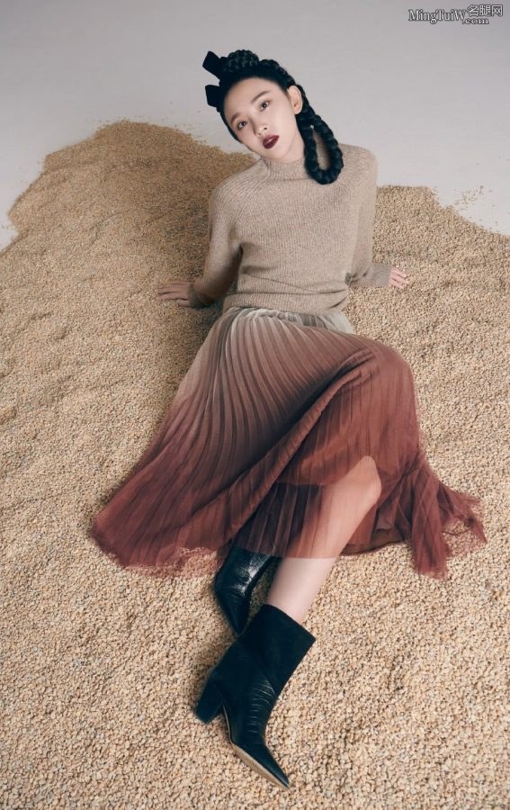 唐艺昕登上时尚杂志不穿鞋美足写真(2/4)