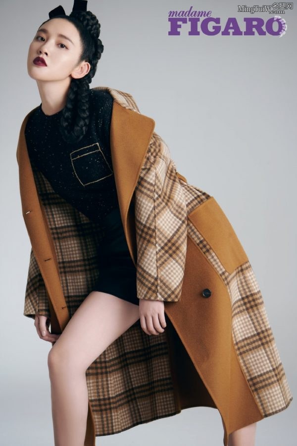 Tang Yixin appeared in a fashion magazine with a photo of her beautiful feet without wearing shoes(3/4)