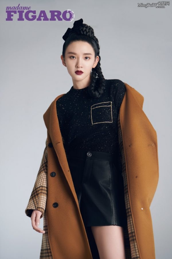 唐艺昕登上时尚杂志不穿鞋美足写真(4/4)