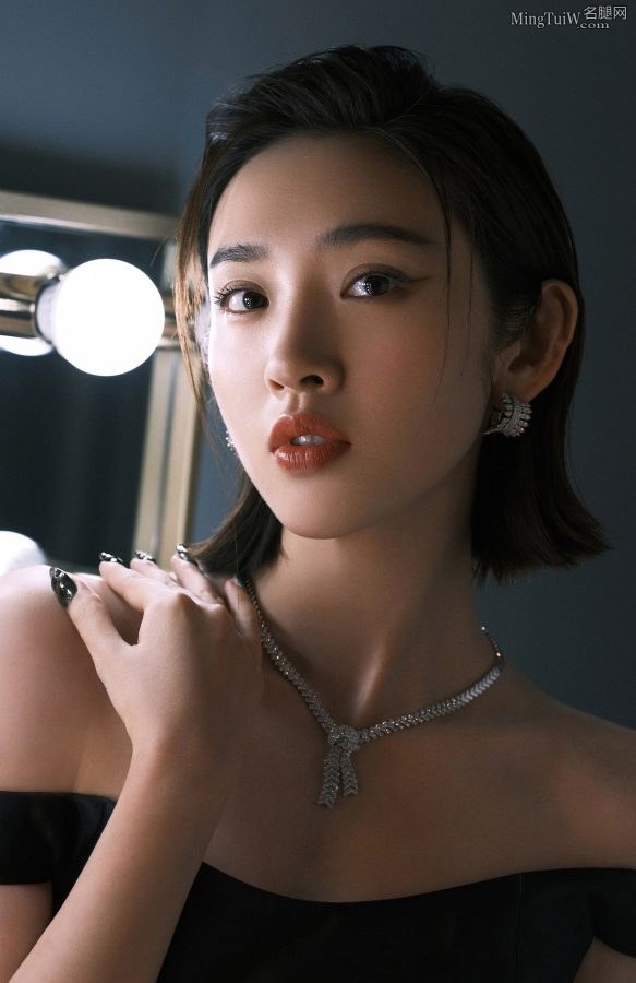 唐艺昕一字露肩裙拉的有点低(6/9)