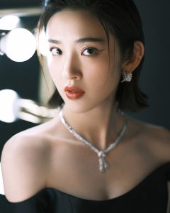唐艺昕一字露肩裙拉的有点低