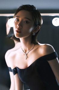 唐艺昕一字露肩裙拉的有点低