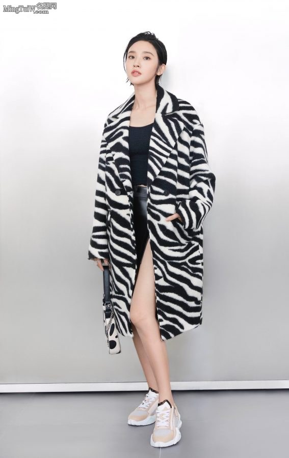 Tang Yixin has a refreshing short hair style and wears a slit leather skirt to reveal her beautiful legs(1/3)