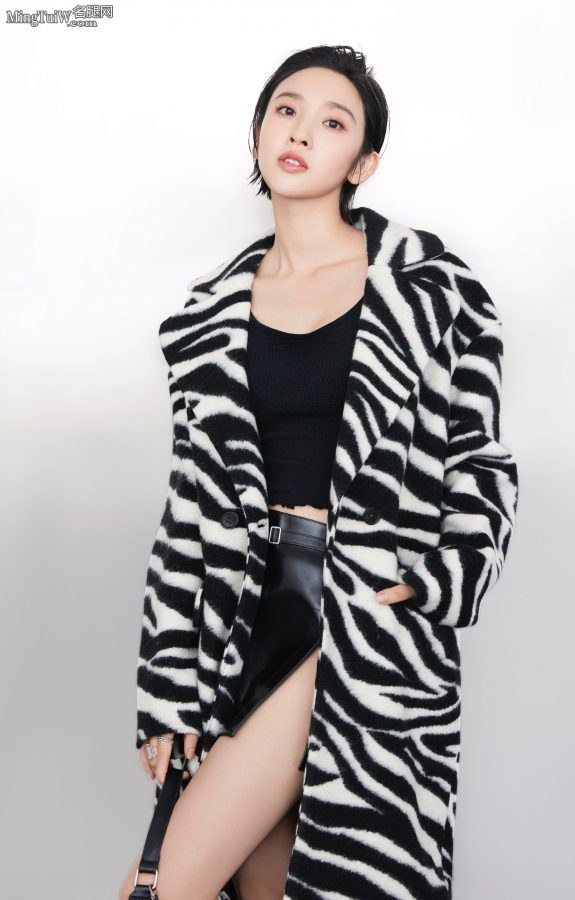 Tang Yixin has a refreshing short hair style and wears a slit leather skirt to reveal her beautiful legs(3/3)