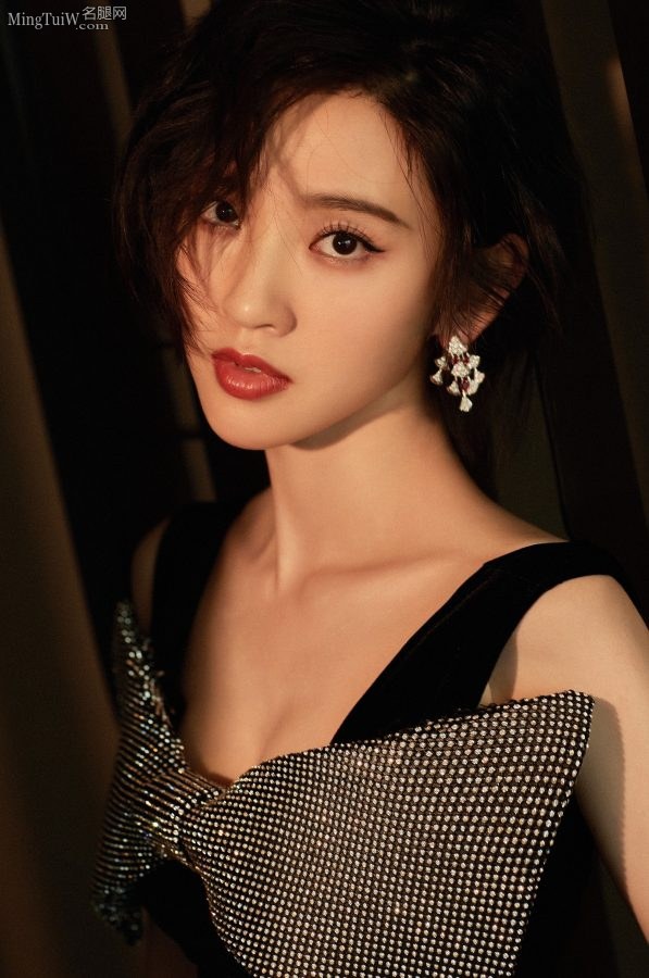 唐艺昕质感写真大片秀事业线(5/6)