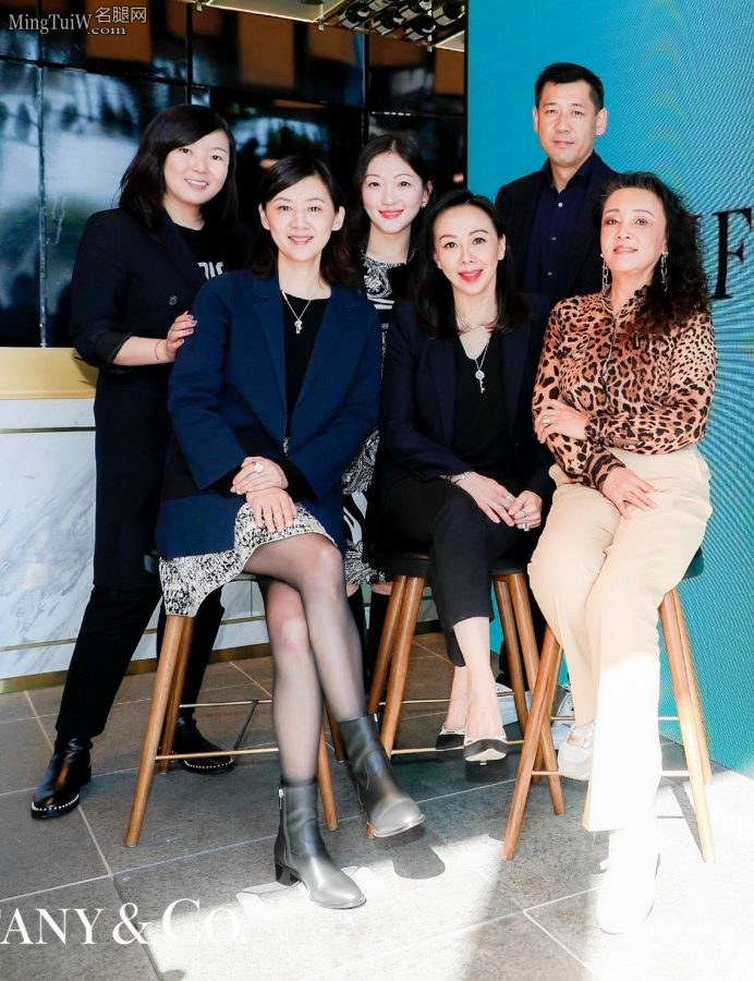 王津元穿黑丝袜和各位女老板们一起合影(1/1)