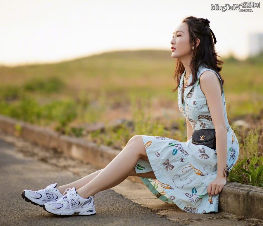 女明星王鸥打扮清纯玉腿线条优美(1/4)