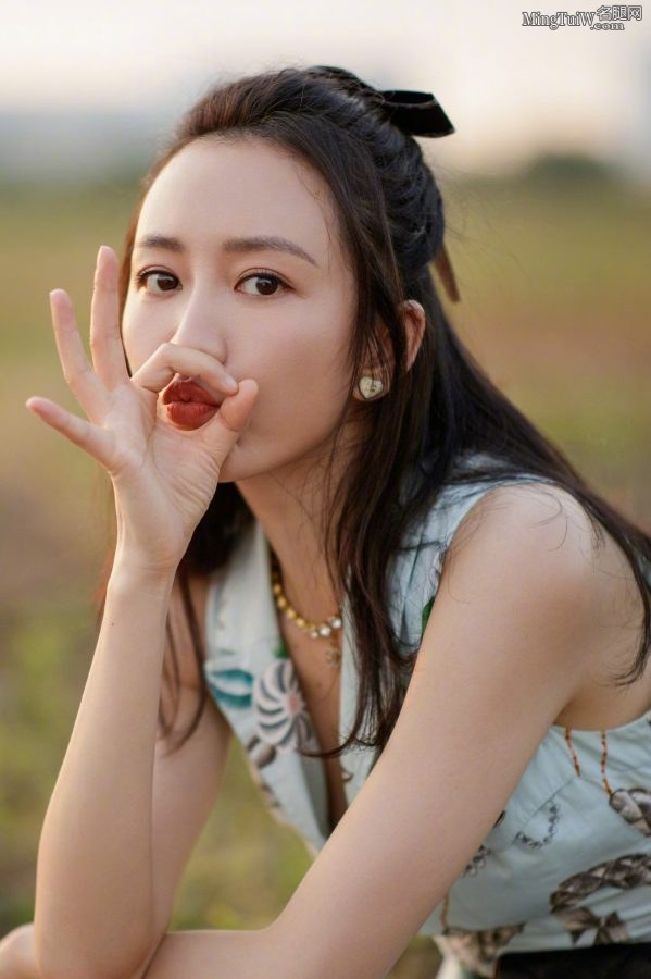 女明星王鸥打扮清纯玉腿线条优美(2/4)