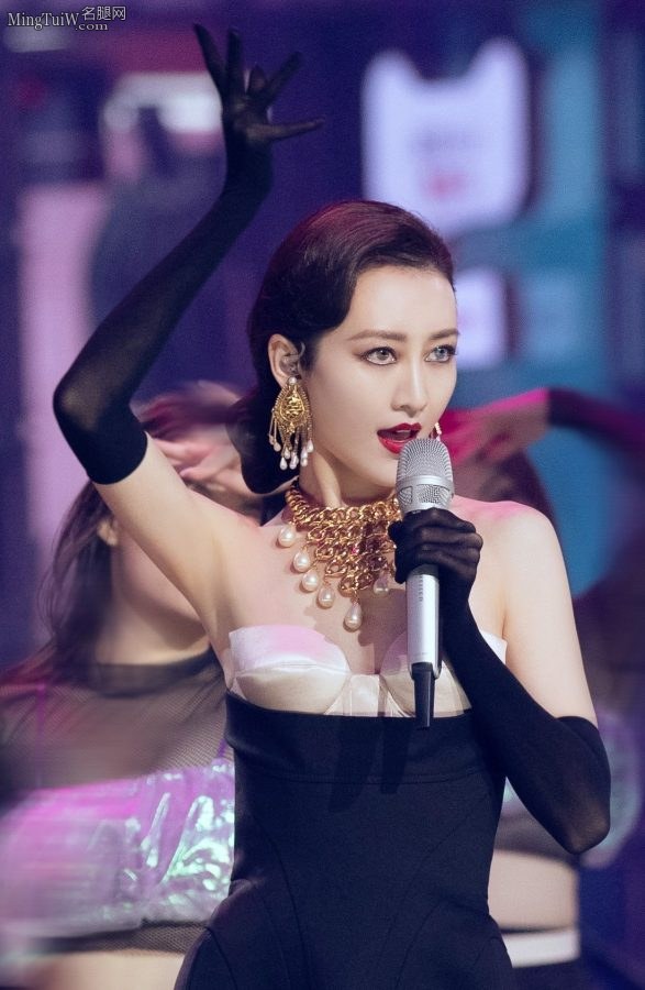 王鸥穿紧身裙长筒手套变身猫女，双色美瞳美艳红唇性感妩媚(13/14)