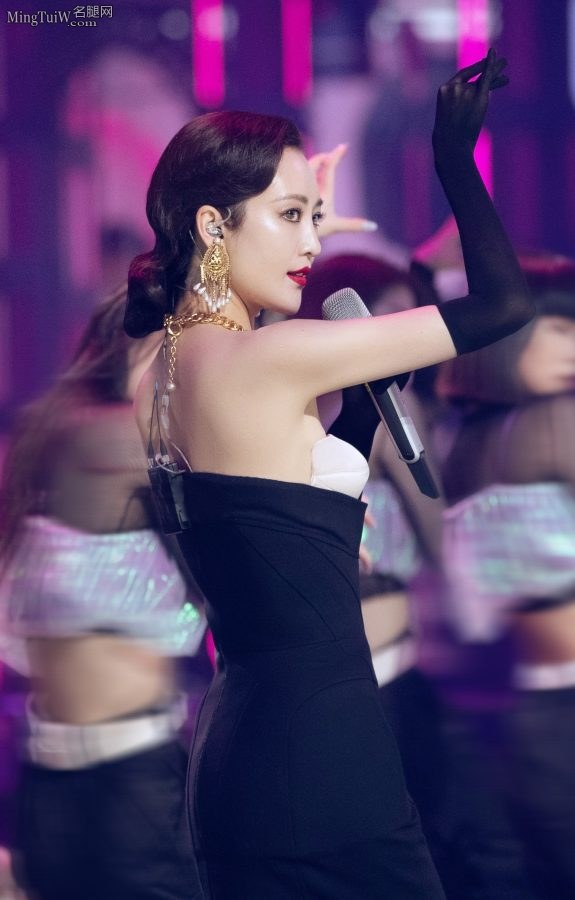 王鸥穿紧身裙长筒手套变身猫女，双色美瞳美艳红唇性感妩媚(14/14)
