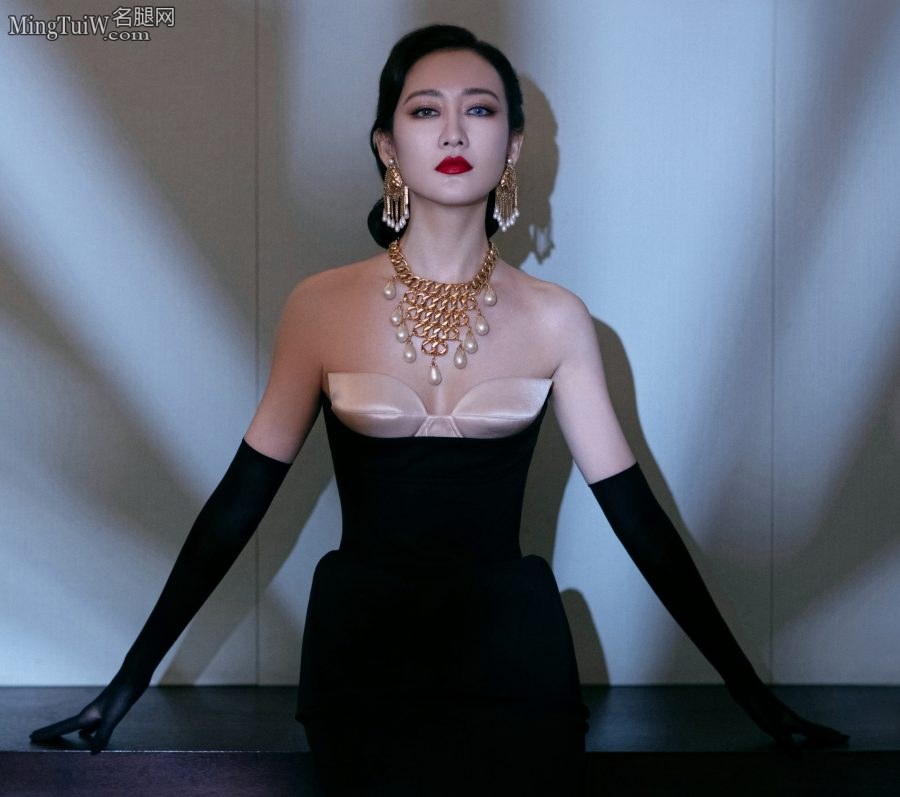 Wang Ou wears a tight skirt and long gloves to transform into Catwoman, with two-color contact lenses, gorgeous red lips, sexy and charming(5/14)