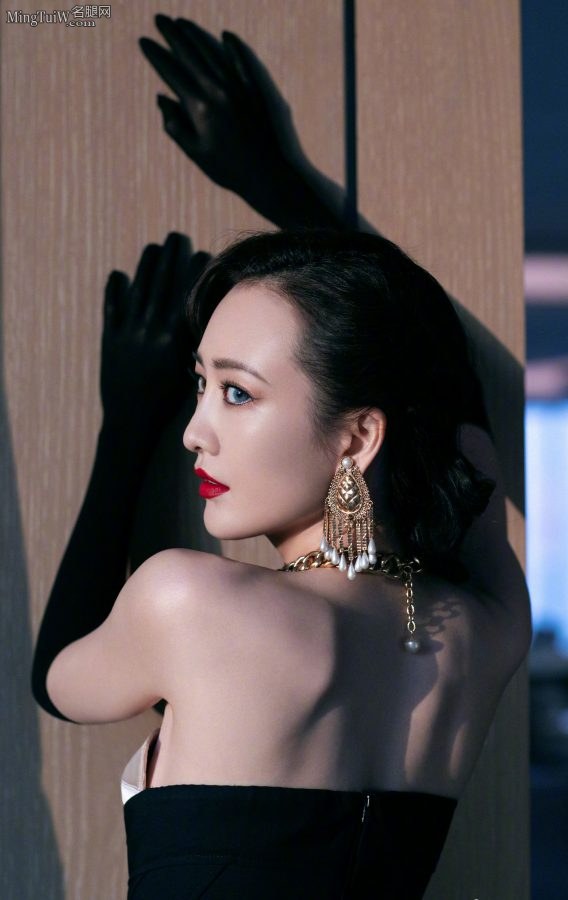 王鸥穿紧身裙长筒手套变身猫女，双色美瞳美艳红唇性感妩媚(9/14)