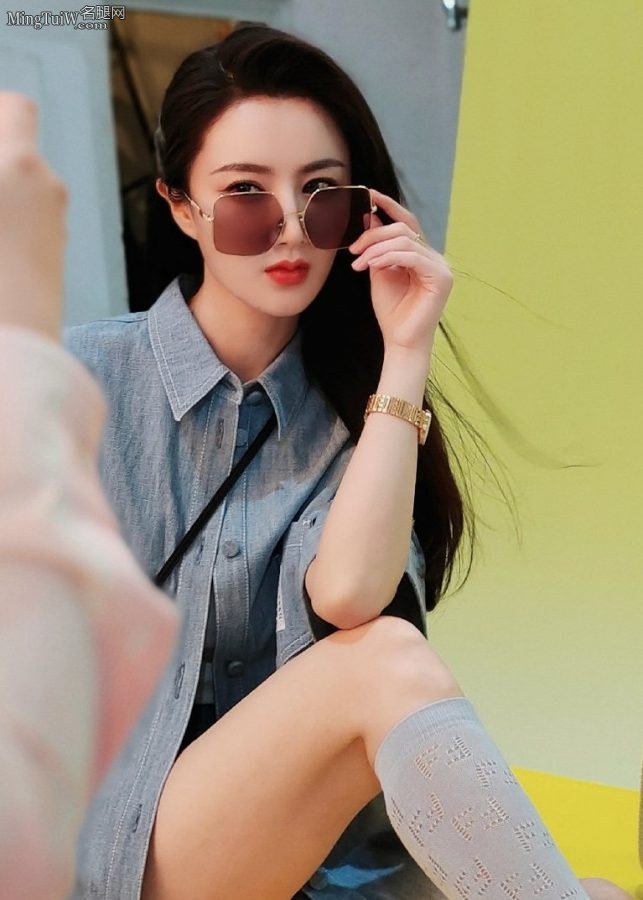 唐艺昕和好姐妹薇娅合照同秀美腿(8/9)