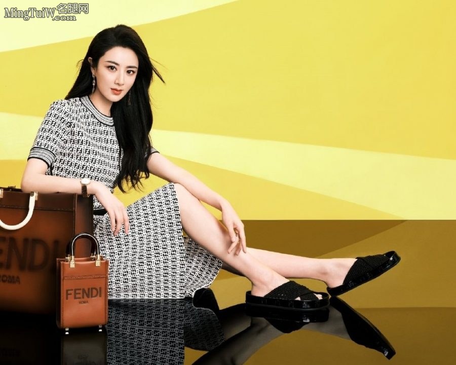 Tang Yixin and her good sister Wei Ya took a photo together to show off their beautiful legs(9/9)