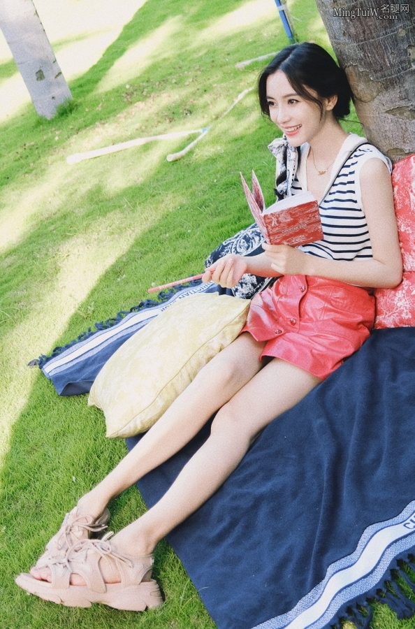 纯美气质杨颖草地上美腿写真(2/10)