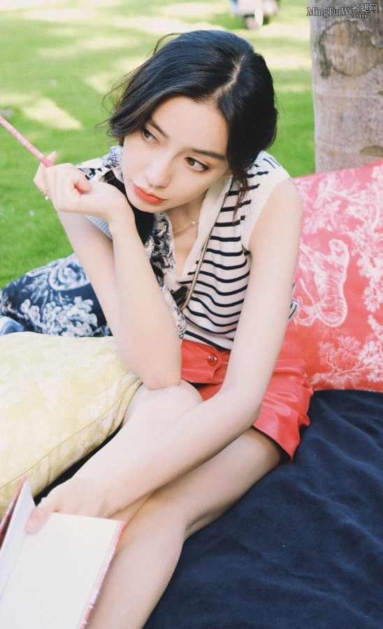 纯美气质杨颖草地上美腿写真(3/10)