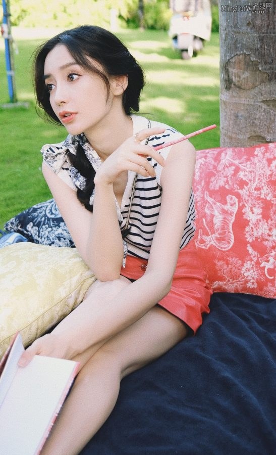 Photo of Yang Ying's beautiful legs on the grass with pure temperament(4/10)