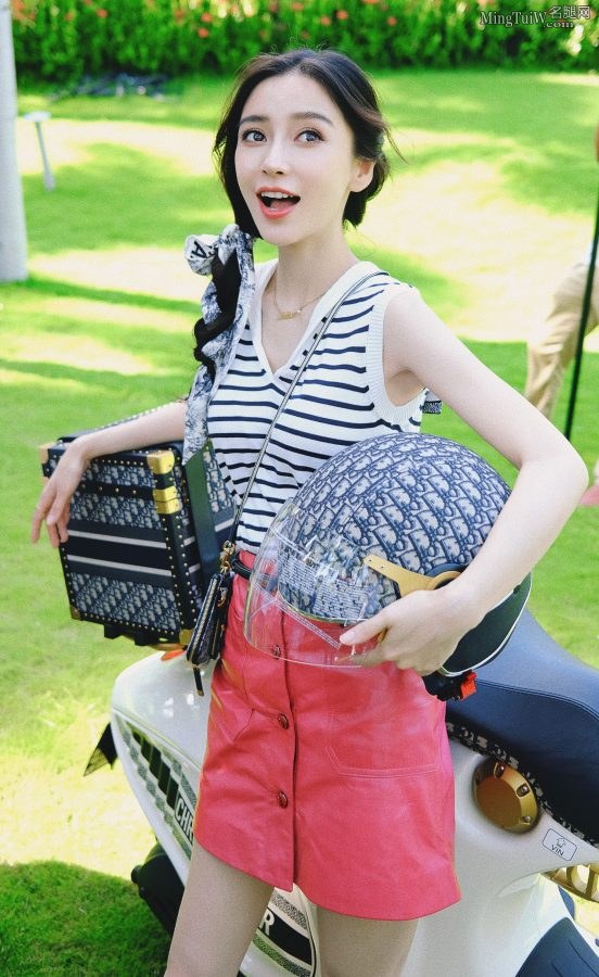 纯美气质杨颖草地上美腿写真(6/10)