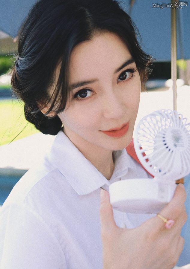 纯美气质杨颖草地上美腿写真(8/10)