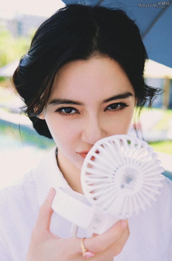 纯美气质杨颖草地上美腿写真(9/10)