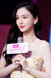 Angelababy杨颖穿低胸礼服秀美肩玉沟，玉足踩透明一字带高跟鞋