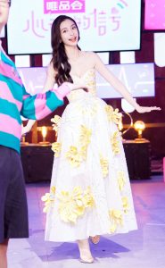 Angelababy杨颖穿低胸礼服秀美肩玉沟，玉足踩透明一字带高跟鞋