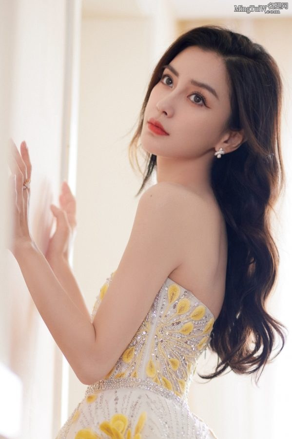 Angelababy杨颖穿低胸礼服秀美肩玉沟，玉足踩透明一字带高跟鞋(4/11)